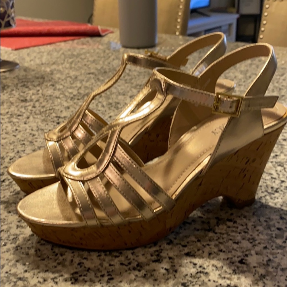 Ellen Tracy women’s wedge sandals